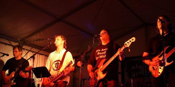 l_15dc768370954895915529caf44229ec.jpg - Band