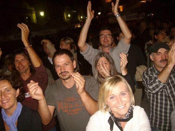 l_a78d9cc7f5b74816b736899e09df5e75.jpg - Hands up