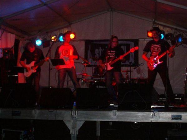 l_bcb99dd8670a47ff8a068f449359883a.jpg - Band