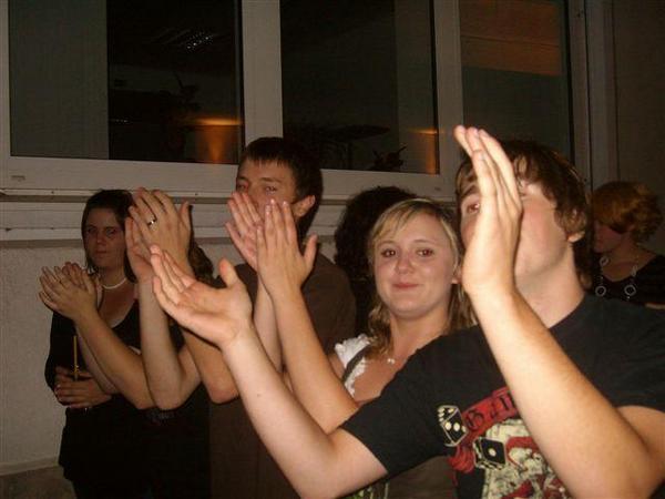 l_cdc986bd84ef416fb70f76e3c2745d3d.jpg - :)